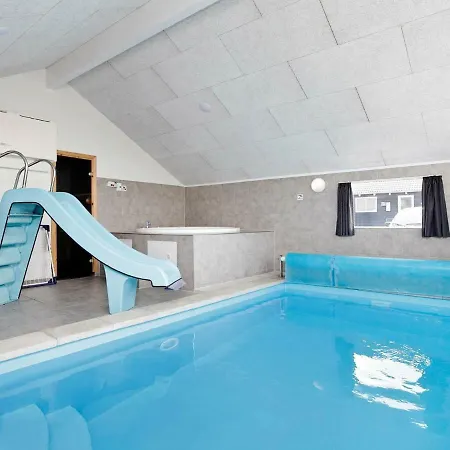 Five-bedroom In Holiday home *